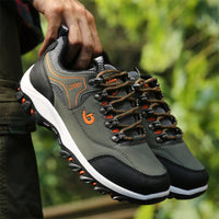 Graue orthopädische Wanderschuhe, atmungsaktiv, rutschfest, für Outdoor-Aktivitäten.