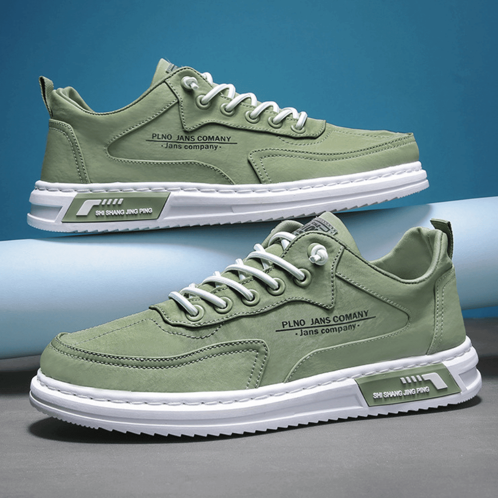 Grüne Sneaker Herren, sportlich, modisch, bequeme Freizeitschuhe, weiß-grüne Sohle, Schnürsenkel.