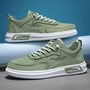 Grüne Sneaker Herren, sportlich, modisch, bequeme Freizeitschuhe, weiß-grüne Sohle, Schnürsenkel.