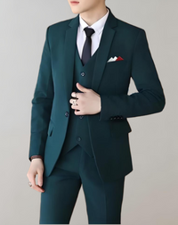 Eleganter dunkelgrüner Anzug für Herren, dreiteilig, mit weißem Hemd und schwarzer Krawatte.
