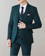 Eleganter dunkelgrüner Anzug für Herren, dreiteilig, mit weißem Hemd und schwarzer Krawatte.