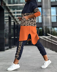 Frau in elegantem Zweiteiler mit Leopardenmuster, Hoodie und Jogginghose, Herbstmode 2023.