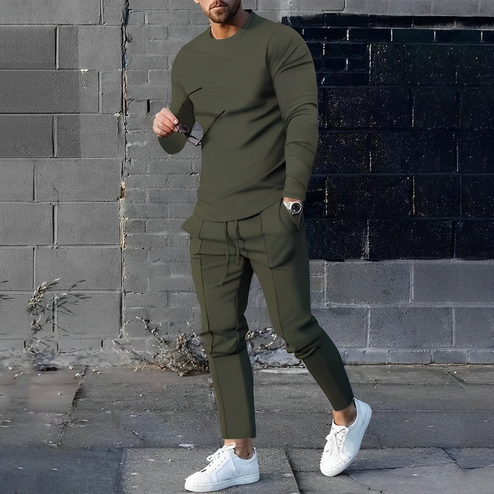 Männer-Sportanzug, olivgrün, langärmeliges Shirt, Jogginghose, Freizeitmode, Straßenszene.