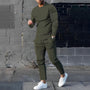 Männer-Sportanzug, olivgrün, langärmeliges Shirt, Jogginghose, Freizeitmode, Straßenszene.