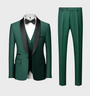Grüner Herrenanzug mit schwarzem Revers, Weste und Fliege, elegantes Design.
