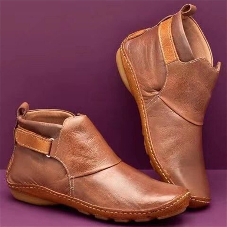 Braune wasserdichte Lederstiefeletten, flach, knöchelhoch, rutschfeste Sohle.