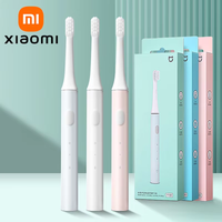 Drei Xiaomi elektrische Zahnbürsten in Weiß und Rosa mit Verpackung, moderne Zahnpflege.