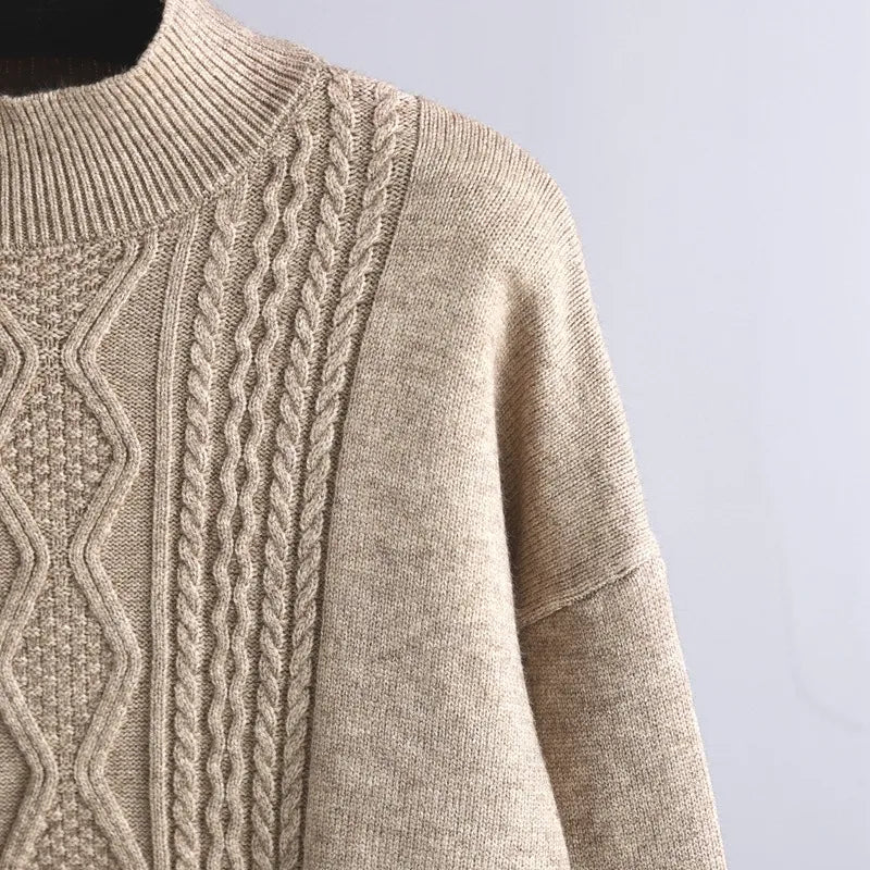 Beiger Strickpullover, Zopfmuster, Rundhalsausschnitt, warme Wintermode, Damenbekleidung.
