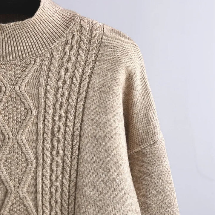Beiger Strickpullover, Zopfmuster, Rundhalsausschnitt, warme Wintermode, Damenbekleidung.