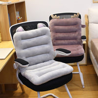 Graue und rosa Plüsch-Sitzkissen mit Tierohren auf Bürostühlen im modernen Arbeitszimmer.