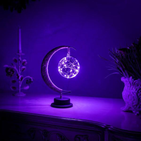 Mondlampe mit lila LED-Lichtern, dekorative Tischleuchte, modernes Design, stimmungsvolle Beleuchtung.