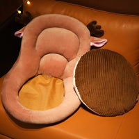 Braunes Plüsch-Haustierbett mit Rentiergeweih-Design, gemütlich und dekorativ, auf Ledersofa.