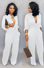 Frau in weißem Jumpsuit mit brauner Designer-Handtasche, elegantes Outfit, Modeaccessoires.