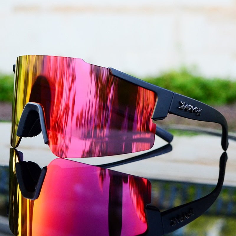 Sportsonnenbrille mit rotem Spiegelglas, schwarzem Rahmen, ideal für Radfahren und Outdoor-Aktivitäten.