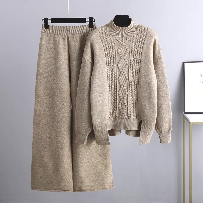 Beiges Strickset Damen, Pullover mit Zopfmuster, weite Hose, Herbstmode, gemütlich, elegant.