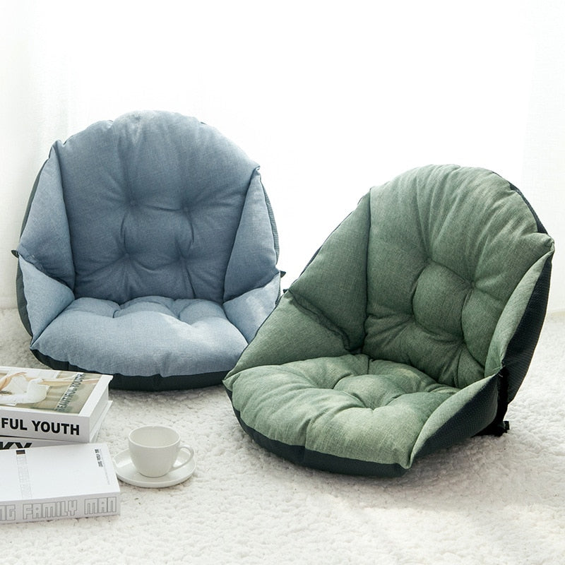 Zwei faltbare, gepolsterte Bodensessel in Blau und Grün auf Teppich, ideal für Wohnzimmer.