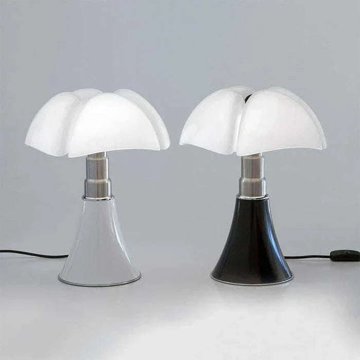 Zwei Pilz-Tischlampen, weißer Schirm, schwarz und silberner Sockel, modernes Design.