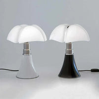 Zwei Pilz-Tischlampen, weißer Schirm, schwarz und silberner Sockel, modernes Design.