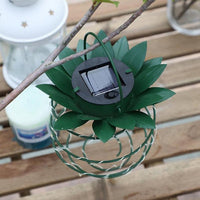 Grüne Solarlampe in Ananasform, hängend, auf Holztisch, Gartenbeleuchtung.