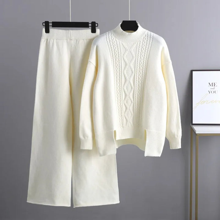 Damen Strickset, cremeweiß, Pullover mit Zopfmuster, weite Hose, gemütlich, modisch, Herbstmode.