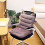 Grauer Bürostuhl mit lila Plüschkissen und Rentiergeweih, ergonomisch, modernes Design.