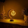 Mondförmige Tischlampe mit LED-Lichterkugel, warmweiß, dekorativ, für Wohnzimmer oder Schlafzimmer.