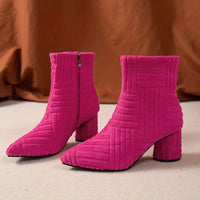 Pinkfarbene Damenstiefeletten mit Blockabsatz, Reißverschluss, strukturiertes Design.