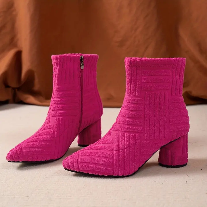 Pinkfarbene Damenstiefeletten mit Blockabsatz, Reißverschluss, strukturiertes Design.
