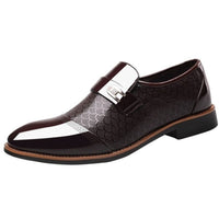Eleganter brauner Lederschuh für Herren, glänzend, mit Schnalle, formell, Business-Look.