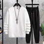 Weißes Sweatshirt und schwarze Jogginghose, Herren-Sportbekleidung, bequem, modisch.