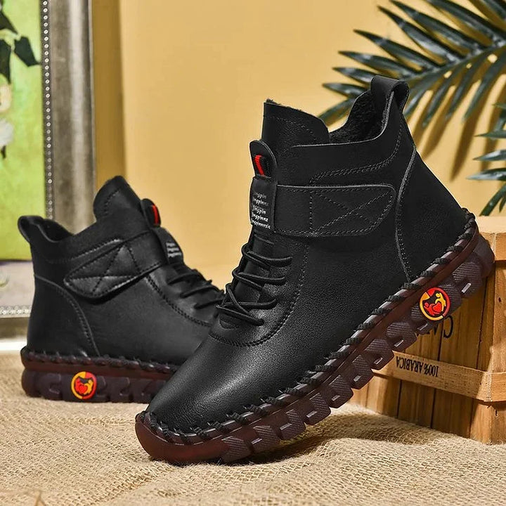 Schwarze Lederstiefel mit rutschfester Sohle, modisches Design, Herrenmode, Outdoor-Schuhe.