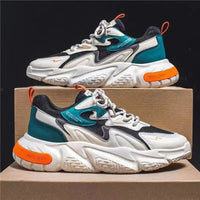 Leichter Wanderschuh, wasserabweisend, unisex, 2024, weiß-schwarz-orange, auf Karton.
