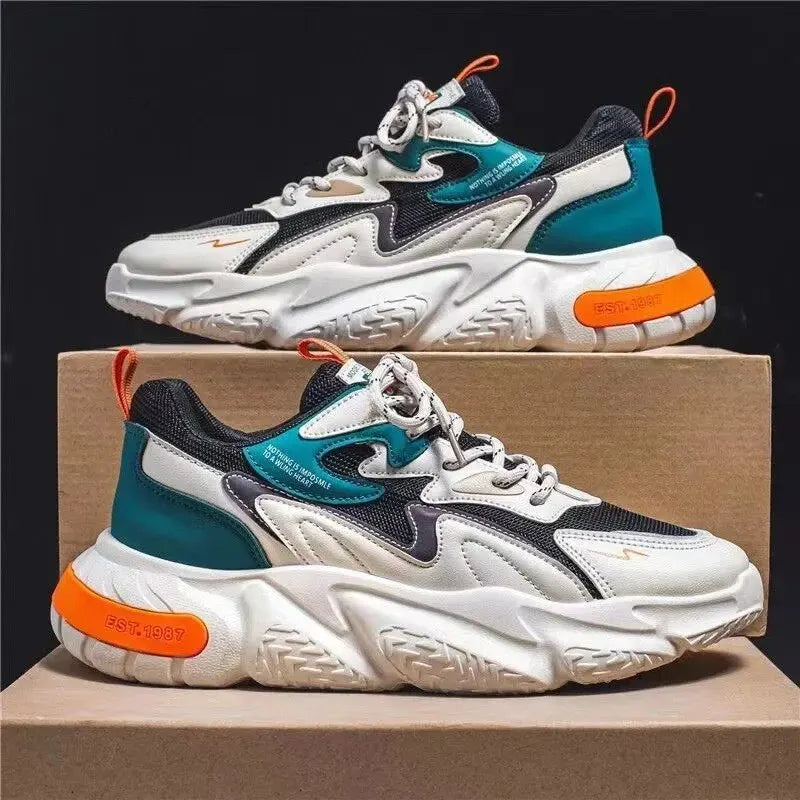 Leichter Wanderschuh, wasserabweisend, unisex, 2024, weiß-schwarz-orange, auf Karton.