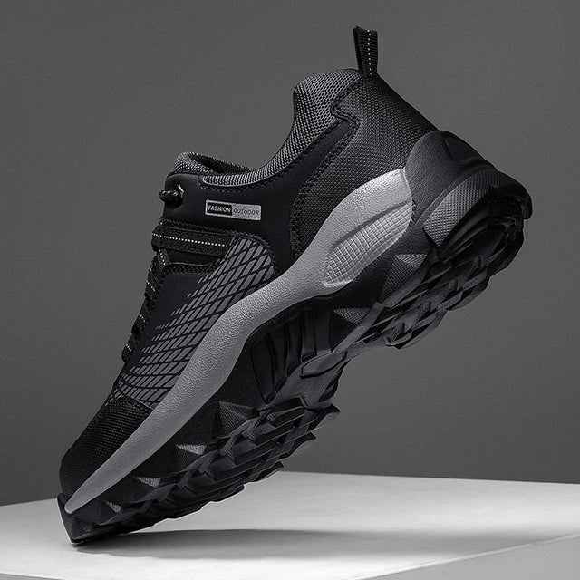 Schwarze wasserdichte Herrensneaker, rutschfest, Outdoor, Leder, 2023, robustes Design.