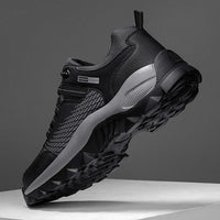 Schwarze wasserdichte Herrensneaker, rutschfest, Outdoor, Leder, 2023, robustes Design.