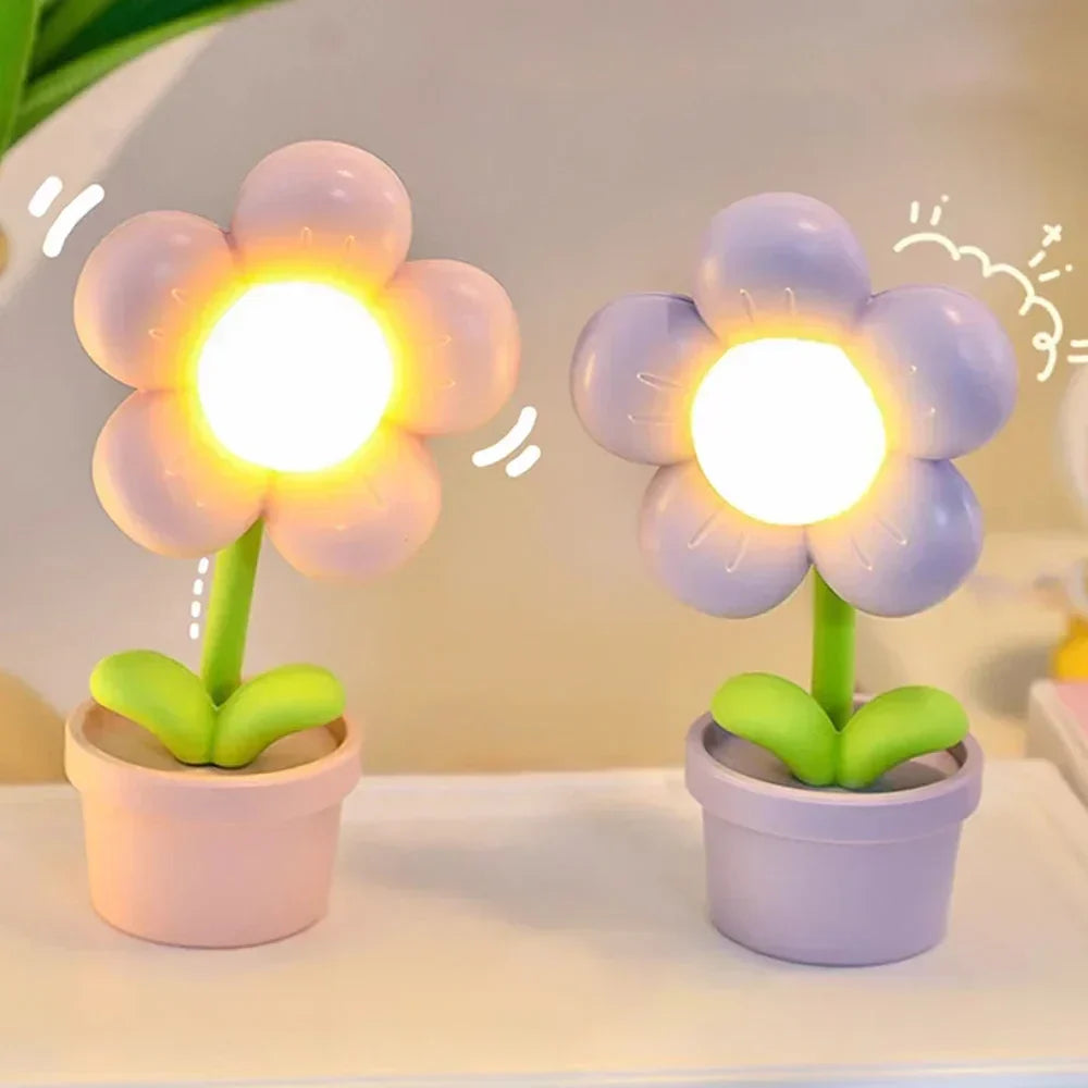 Zwei Mini-LED-Blumen-Nachtlichter in rosa und lila Töpfen, ideal für Kinderzimmer.