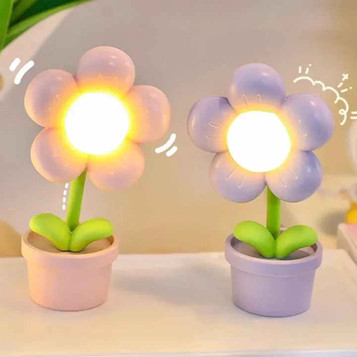 Zwei Mini-LED-Blumen-Nachtlichter in rosa und lila Töpfen, ideal für Kinderzimmer.