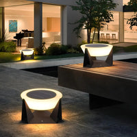 Moderne solarbetriebene LED-Gartenleuchten, schwarz-weiß, beleuchten Terrasse bei Nacht.