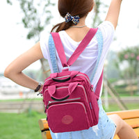 Frau mit rosa Multifunktionstasche, Crossbody, Freizeit, Outdoor, modisch, robust, praktisch.