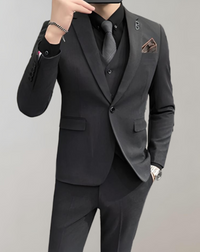 Eleganter schwarzer Herrenanzug, dreiteilig, mit Krawatte und Einstecktuch, Businessmode.