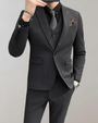 Eleganter schwarzer Herrenanzug, dreiteilig, mit Krawatte und Einstecktuch, Businessmode.