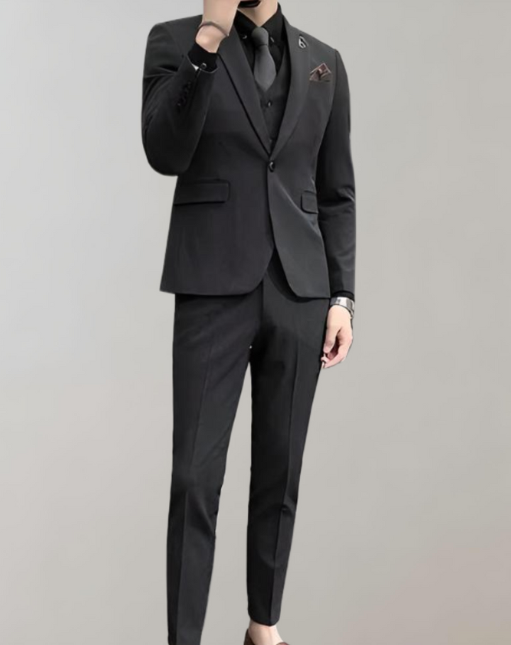 Eleganter schwarzer Herrenanzug mit Krawatte, ideal für formelle Anlässe und Business-Events.