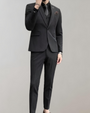 Eleganter schwarzer Herrenanzug mit Krawatte, ideal für formelle Anlässe und Business-Events.