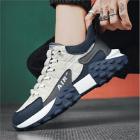Beige Sneaker mit blauer Sohle, Herrenmode, Freizeitschuh, atmungsaktiv, sportlich, modern.