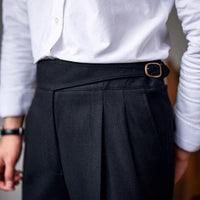 Mann in weißem Hemd und schwarzer Anzughose mit Schnalle, Businessmode, Herrenbekleidung.