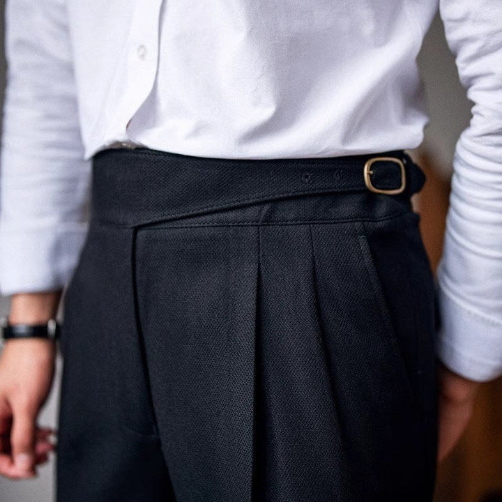 Mann in weißem Hemd und schwarzer Anzughose mit Schnalle, Businessmode, Herrenbekleidung.