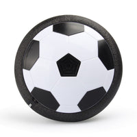 Schwarz-weißer schwebender Fußball mit Schaumstoffrand für Indoor-Spiele.