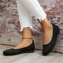 Schwarze Damen-Ballerinas aus Mesh, bequem, modisch, ideal für Freizeit, vor Ziegelwand.