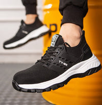 Schwarze Herren-Sneaker, atmungsaktiv, rutschfest, sportlich, auf gelbem Hintergrund.