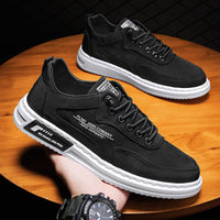 Schwarze Sneaker mit weißer Sohle, Herrenmode, sportlich, lässig, bequem, modisch, Lederoptik.